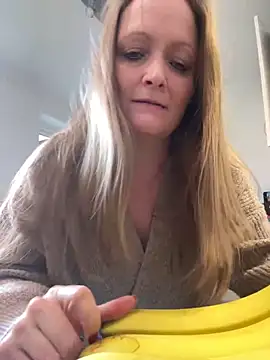 Snapshot of HoneyBluex chatting on 02-05-25, 01:44 HoneyBluex online show from 02-05-25, 01:44