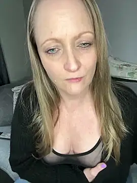 Snapshot of HoneyBluex chatting on 02-12-25, 03:16 HoneyBluex online show from 02-12-25, 03:16