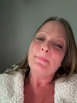 Snapshot of HoneyBluex chatting on 05-18-26, 06:58 HoneyBluex online show from 05-18-26, 06:58