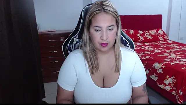 Snapshot of KathyHardcore69 chatting on 11-23-25, 02:33 KathyHardcore69 online show from 11-23-25, 02:33