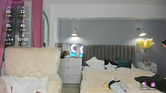 Snapshot of Awesome_Jolie chatting on 10-18-25, 04:26 Awesome Jolie online show from 10-18-25, 04:26