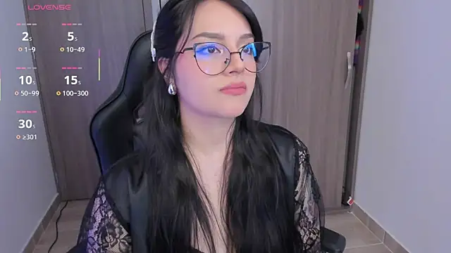 Snapshot of anaveleeez chatting on 11-12-25, 12:33 anaveleeez online show from 11-12-25, 12:33