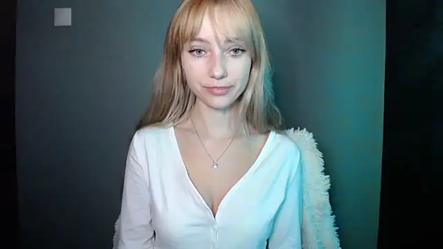 Snapshot of LuciaYoung chatting on 10-08-25, 06:16 LuciaYoung online show from 10-08-25, 06:16