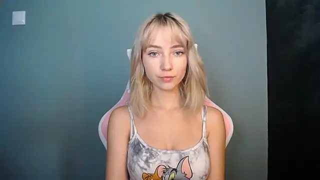 Snapshot of LuciaYoung chatting on 06-20-26, 12:19 LuciaYoung online show from 06-20-26, 12:19