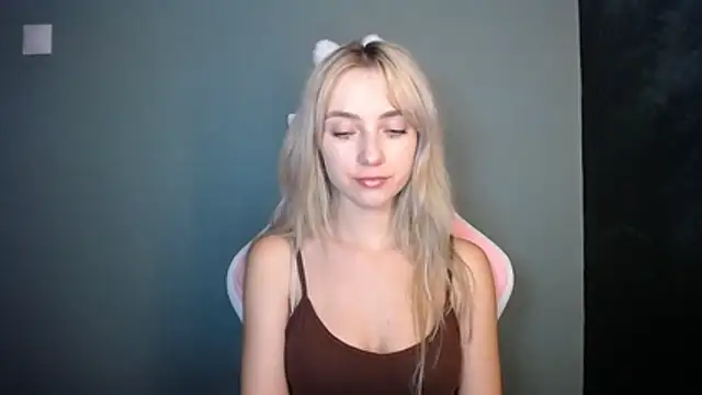 Snapshot of LuciaYoung chatting on 06-21-26, 06:43 LuciaYoung online show from 06-21-26, 06:43