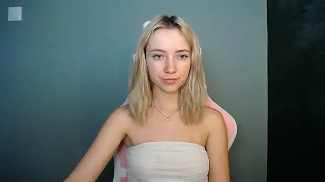 Snapshot of LuciaYoung chatting on 07-07-26, 06:38 LuciaYoung online show from 07-07-26, 06:38