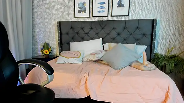 Snapshot of emma__smith1 chatting on 02-19-25, 06:32 emma smith1 online show from 02-19-25, 06:32