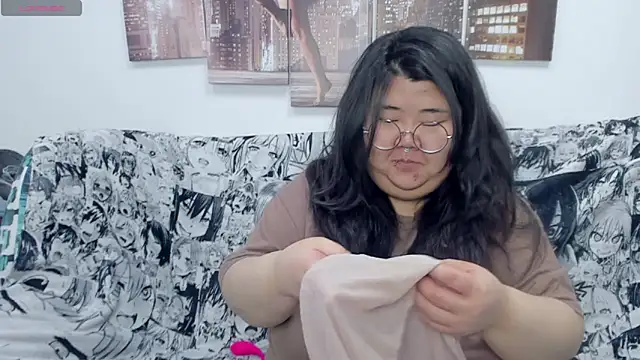 Snapshot of Nadine_asian chatting on 10-14-25, 02:56 Nadine asian online show from 10-14-25, 02:56