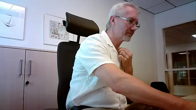Snapshot of tom-swede chatting on 07-17-26, 11:39 tom-swede online show from 07-17-26, 11:39