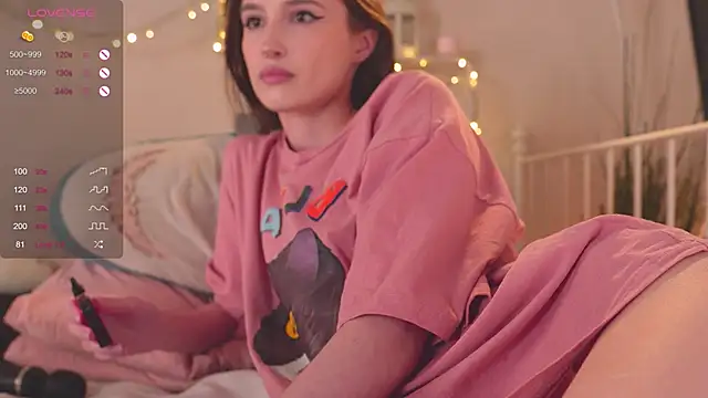 Snapshot of NeonShine chatting on 12-23-24, 06:33 NeonShine online show from 12-23-24, 06:33