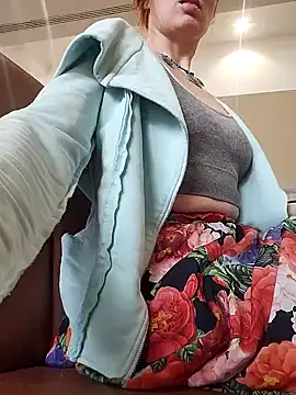 Snapshot of Exhibitionsplit chatting on 02-06-25, 12:16 Exhibitionsplit online show from 02-06-25, 12:16