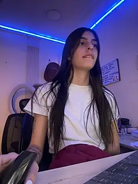 Snapshot of cristel_17 chatting on 02-08-25, 07:15 cristel 17 online show from 02-08-25, 07:15