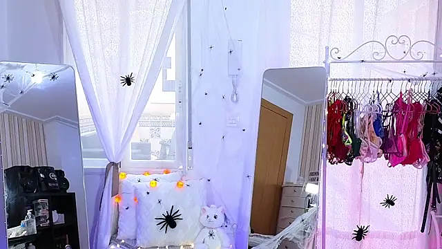 Tawny cox online show from 10-19-25, 08:37