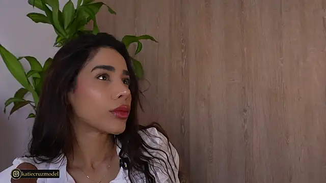 Snapshot of katie_cruz chatting on 09-10-25, 11:10 katie cruz online show from 09-10-25, 11:10