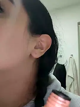 Lia Hurley online show from 02-11-25, 02:35