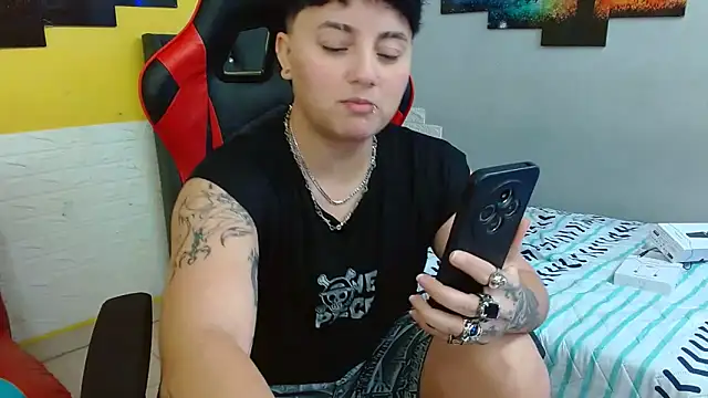 isabeautyx19 online show from 10-28-25, 03:43