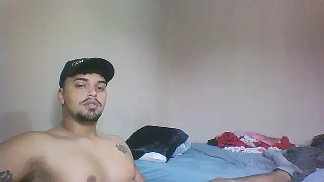 Snapshot of Xcumshot33 chatting on 11-16-25, 05:18 Xcumshot33 online show from 11-16-25, 05:18