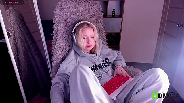 Snapshot of MalenaErnman chatting on 01-26-25, 01:36 MalenaErnman online show from 01-26-25, 01:36