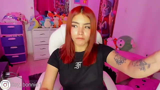 Snapshot of bonnie_moon chatting on 12-20-24, 02:30 bonnie moon online show from 12-20-24, 02:30