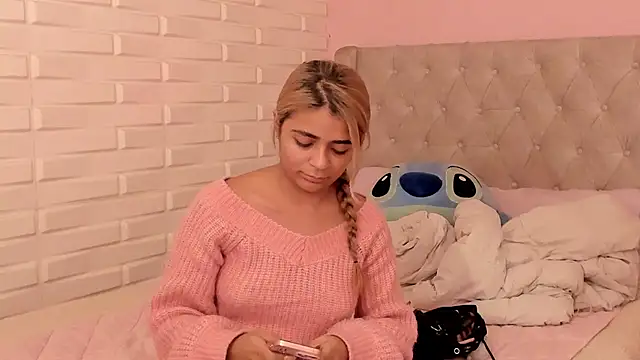 Snapshot of pamell_col chatting on 12-18-24, 03:37 pamell col online show from 12-18-24, 03:37