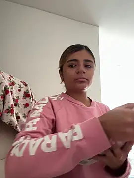 Snapshot of pamell_col chatting on 11-19-25, 02:06 pamell col online show from 11-19-25, 02:06