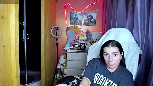 Fiery Brunette  online show from 03-11-26, 04:13