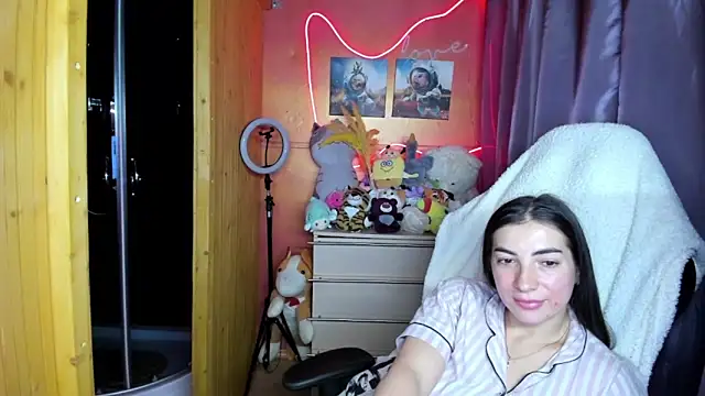 Fiery Brunette  online show from 03-23-26, 05:50