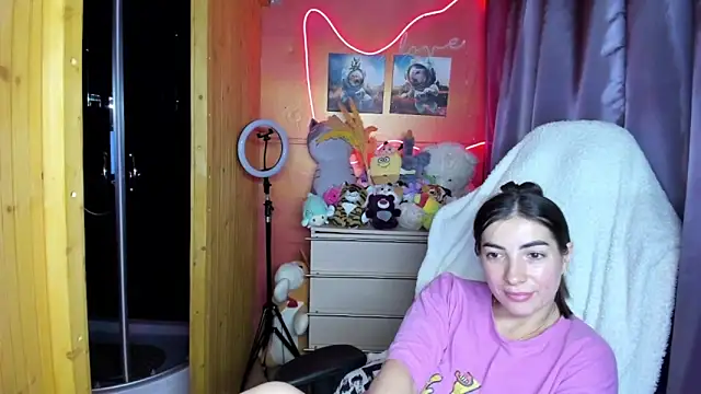 Fiery Brunette  online show from 04-10-26, 06:40