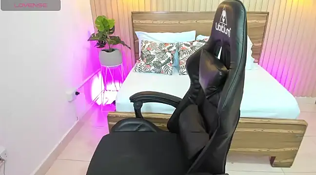 Snapshot of ayla13_ chatting on 03-20-25, 07:04 ayla13 online show from 03-20-25, 07:04