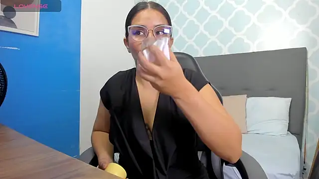 ayla13  online show from 02-12-26, 07:20