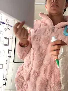 hannahb-e online show from 11-24-25, 01:11