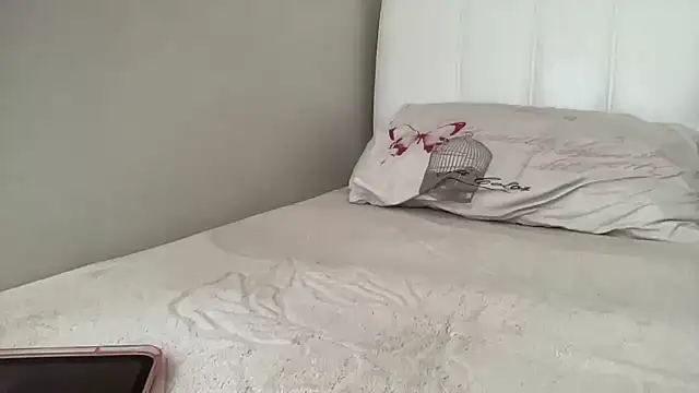 Snapshot of petitebeauty chatting on 10-17-25, 11:57 petitebeauty online show from 10-17-25, 11:57