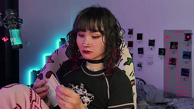 deadlysweet online show from 09-23-25, 01:19