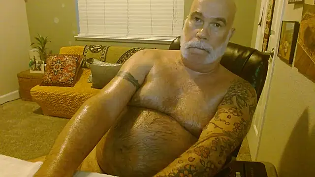 musclebearnips online show from 10-28-25, 01:20