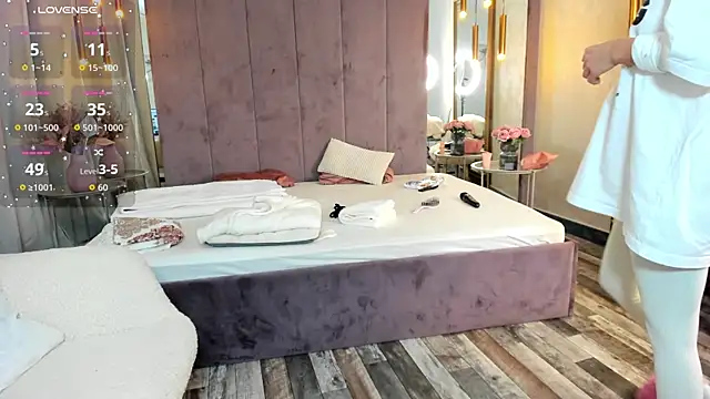 Selena Reeves online show from 12-18-25, 06:52