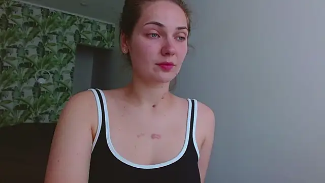 Snapshot of Olivia_shine chatting on 06-25-26, 04:23 Olivia shine online show from 06-25-26, 04:23