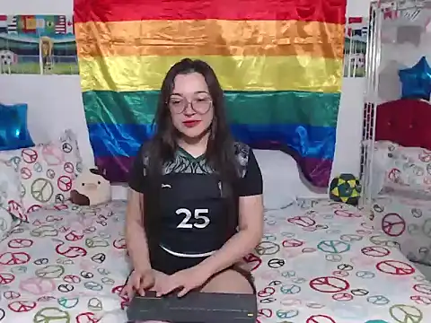 Snapshot of Angela_18honey chatting on 07-10-26, 02:27 Angela 18honey online show from 07-10-26, 02:27