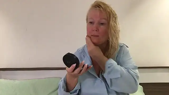 EmmaInLove23 online show from 02-06-25, 01:49