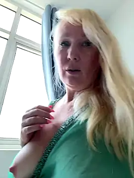 EmmaInLove23 online show from 10-19-25, 04:57