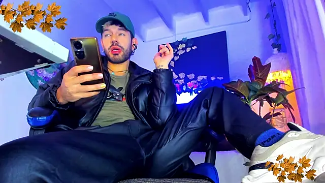 Snapshot of LatinMilk_ chatting on 11-11-25, 11:16 LatinMilk online show from 11-11-25, 11:16