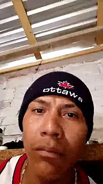 Snapshot of Moreno1813 chatting on 10-17-25, 06:54 Moreno1813 online show from 10-17-25, 06:54