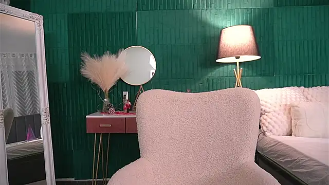 Snapshot of HaileyMoonn chatting on 12-17-25, 04:18 HaileyMoonn online show from 12-17-25, 04:18