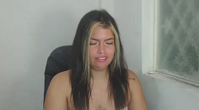 Snapshot of sweetkitty_16 chatting on 03-22-25, 04:14 sweetkitty 16 online show from 03-22-25, 04:14