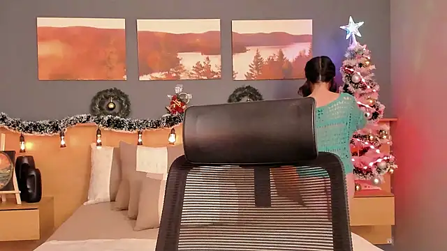 Snapshot of LiliJones_ chatting on 12-13-24, 05:00 LiliJones online show from 12-13-24, 05:00