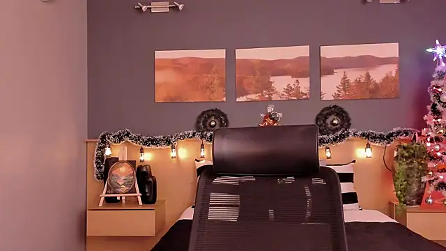 Snapshot of LiliJones_ chatting on 12-16-24, 07:43 LiliJones online show from 12-16-24, 07:43