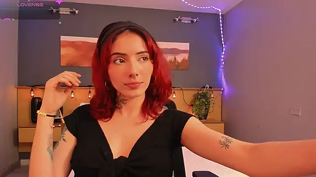 Snapshot of LiliJones_ chatting on 02-05-25, 04:03 LiliJones online show from 02-05-25, 04:03