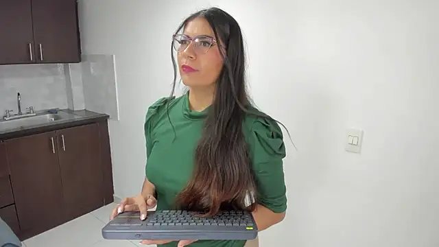Snapshot of Luna_Dumont chatting on 05-03-26, 11:05 Luna Dumont online show from 05-03-26, 11:05