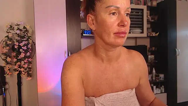 Snapshot of SheilaRyan chatting on 10-18-25, 04:59 SheilaRyan online show from 10-18-25, 04:59