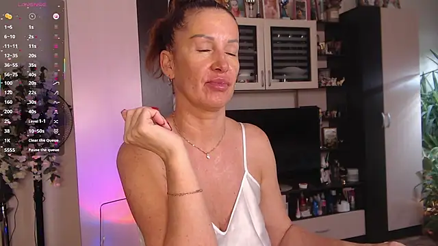 Snapshot of SheilaRyan chatting on 11-18-25, 05:34 SheilaRyan online show from 11-18-25, 05:34