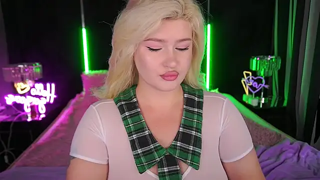 Snapshot of CocoSecretss chatting on 10-18-25, 07:20 CocoSecretss online show from 10-18-25, 07:20